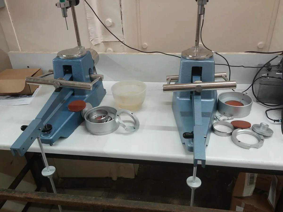 Límites de Atterberg en Iquique: Control de Plasticidad para Suelos Salinos y Áridos
